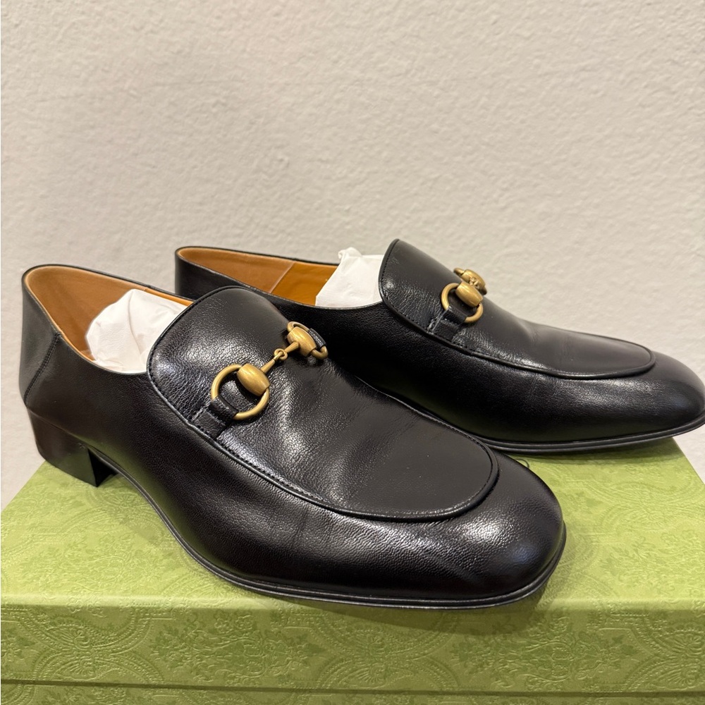 GUCCI Horsebit Black Leather Loafers with Gold Detail - Picture 2 of 6